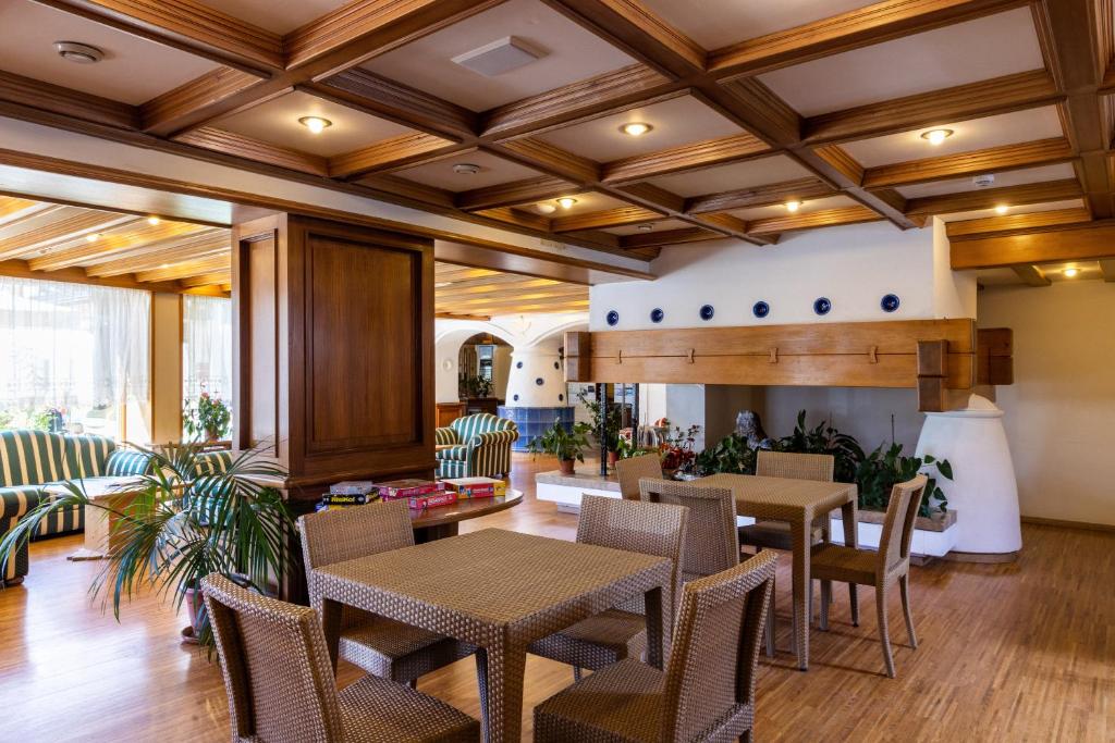 Posezení v ubytování Hotel Miramonti Corvara