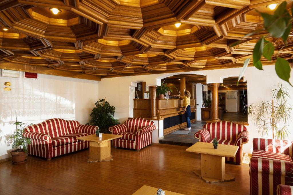Posezení v ubytování Hotel Miramonti Corvara