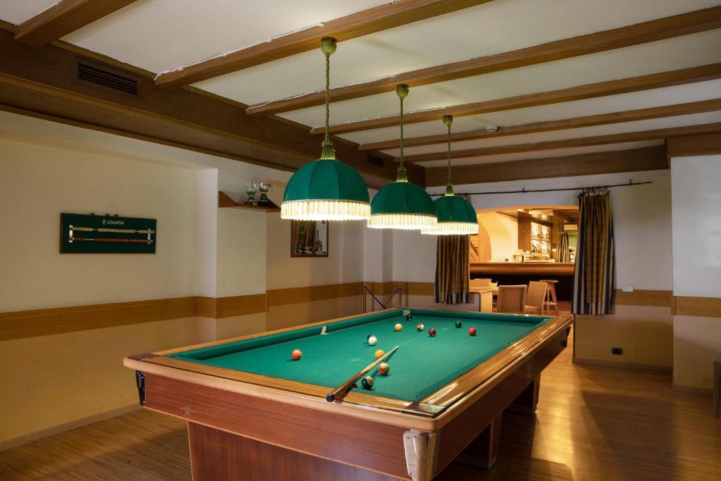 Biliár nebo kulečník v ubytování Hotel Miramonti Corvara