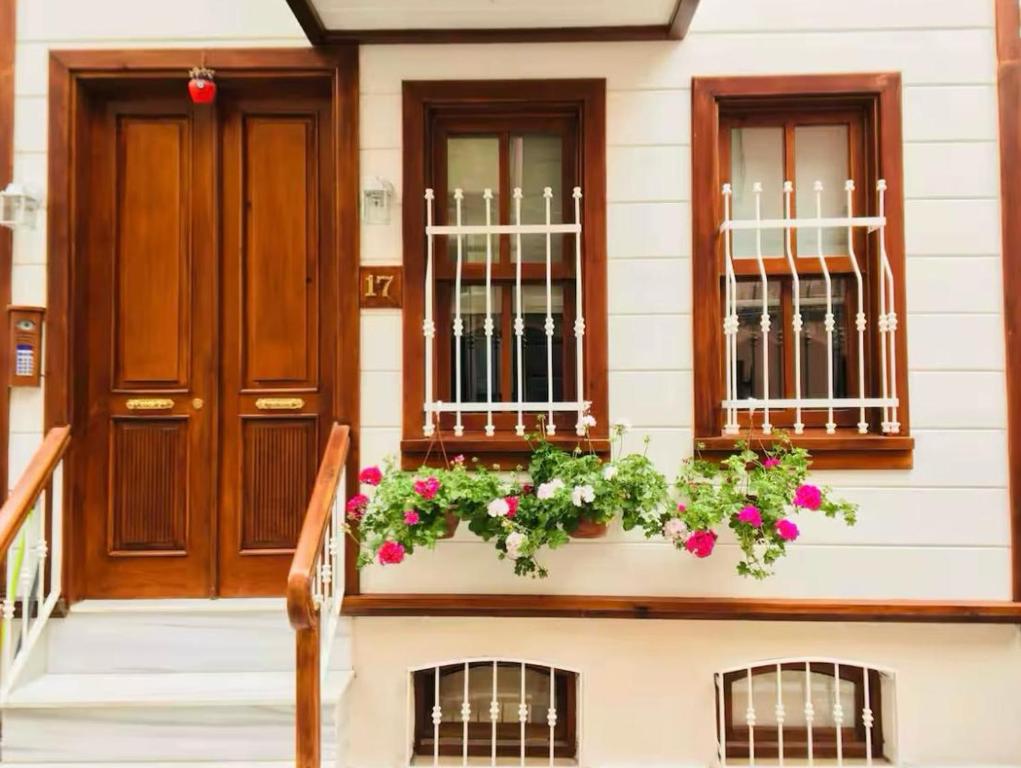 ein Haus mit Blumen in einem Blumenkasten in der Unterkunft Authentic Turkish Home Standard Room in Istanbul