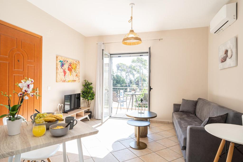 un salon avec un canapé et une table dans l'établissement AGAVE suite, à Argostóli