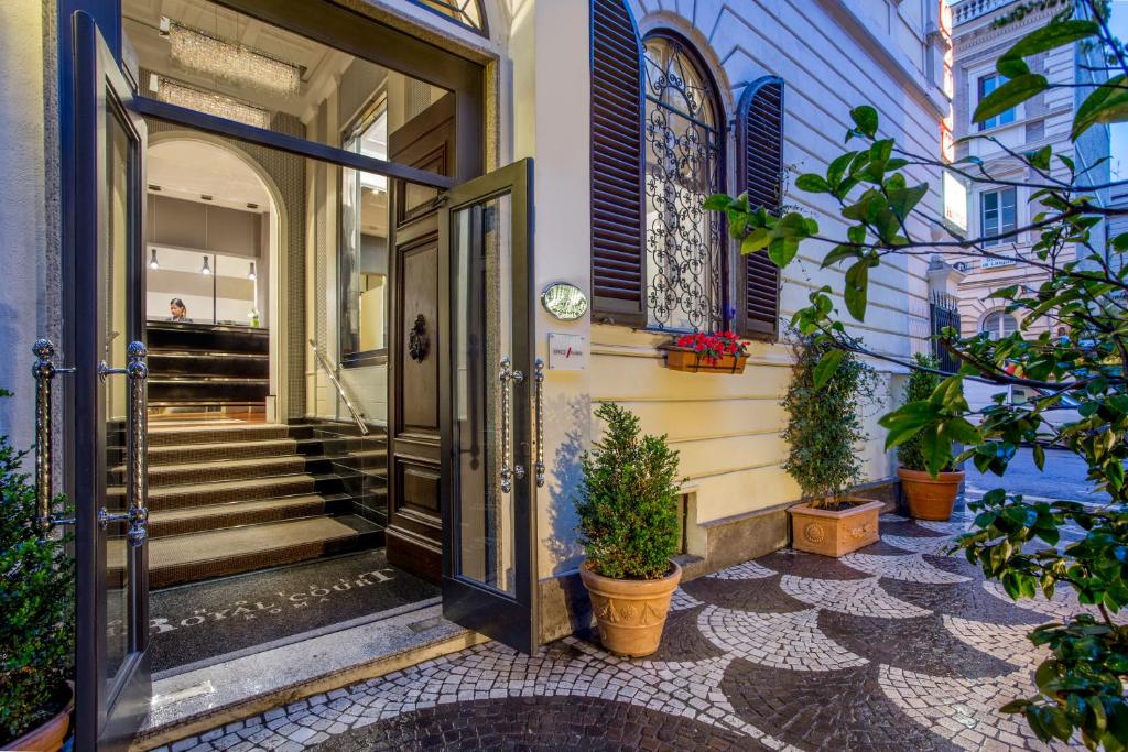 een voordeur van een huis met potplanten bij Hotel Royal Court in Rome