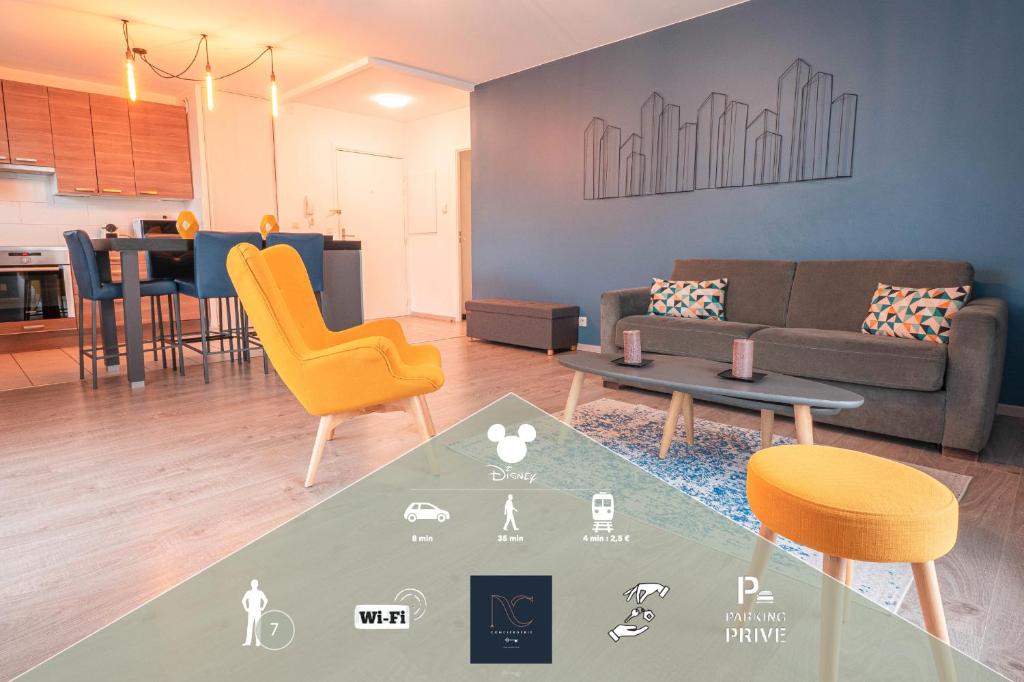 un salon avec un canapé et une table dans l'établissement Disneyland-Paris 7 pers, Wifi, Parking privée, à Montévrain