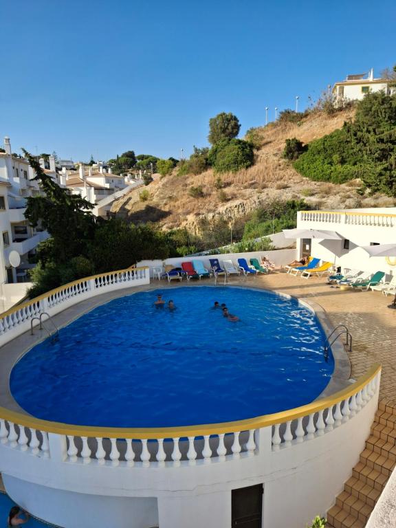 een groot zwembad met mensen in het water bij Côte et mer - BY BEDZY in Carvoeiro