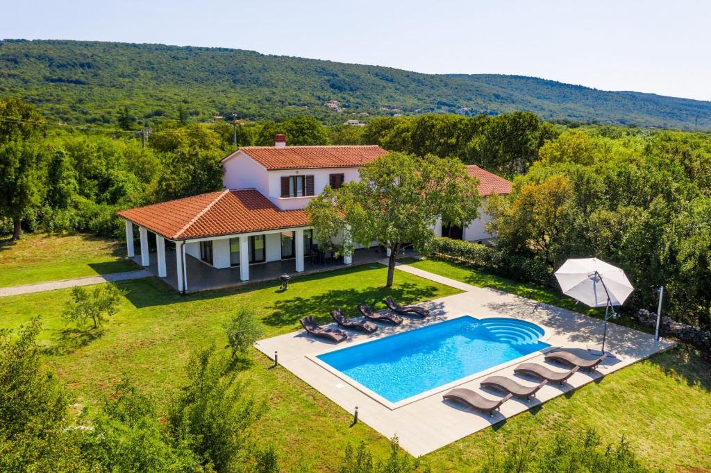 Πισίνα στο ή κοντά στο Villa Klara, beautiful and secluded villa close to the beach