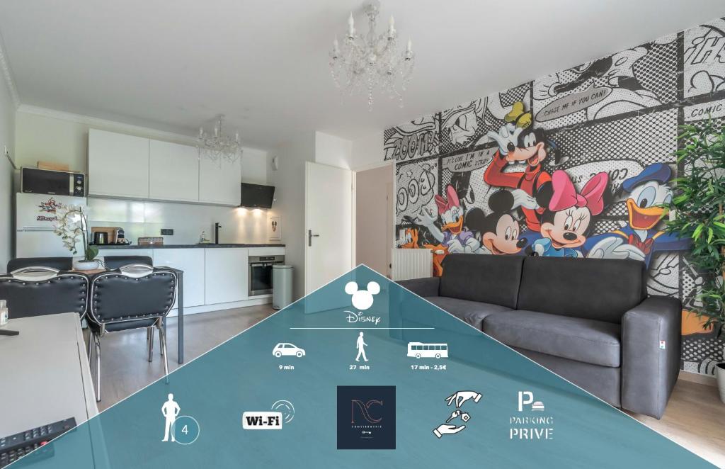 ein Wohnzimmer mit Couch und Küche in der Unterkunft Disneyland-Paris 4pers,Wifi, parking in Chessy