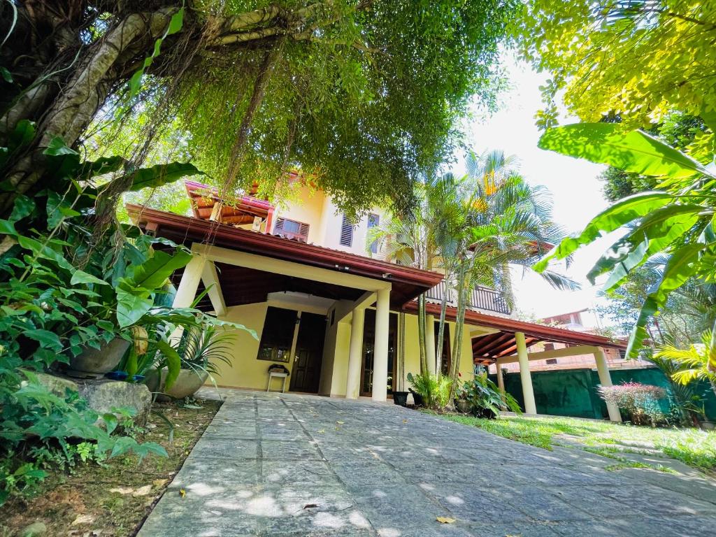 Κήπος έξω από το Peacock Paradise