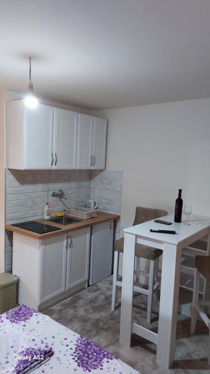 Dapur atau dapur kecil di STUDIO Apartman AS
