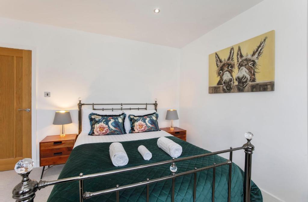 White House Apartments-Free parking 1 car per apartment - 