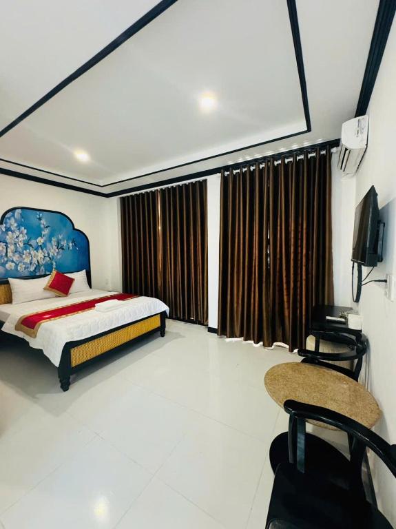 a bedroom with a bed and a flat screen tv at Cường Thịnh Hotel in Ho Chi Minh City