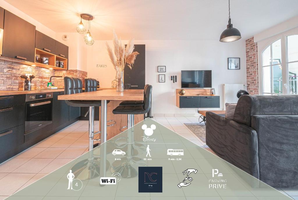 une cuisine et un salon avec une table et des chaises dans l'établissement Disneyland-Paris 4 pers, Wifi, Parking, à Serris