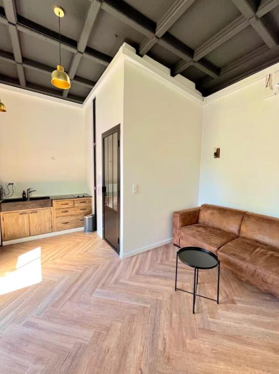 un salon avec un canapé et une table dans l'établissement GEORGIE - Appartement atypique, à Reims