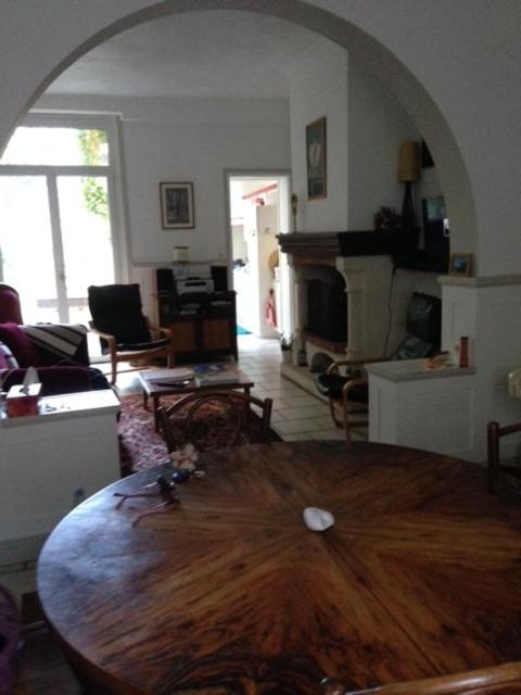 - un salon avec une table en bois dans l'établissement Un havre de paix, à Fécamp