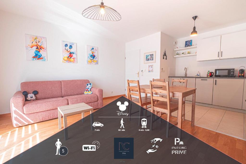 un salon avec un canapé et une table dans l'établissement *Disneyland-Paris* 5 personnes, Parking, Wifi, à Montévrain