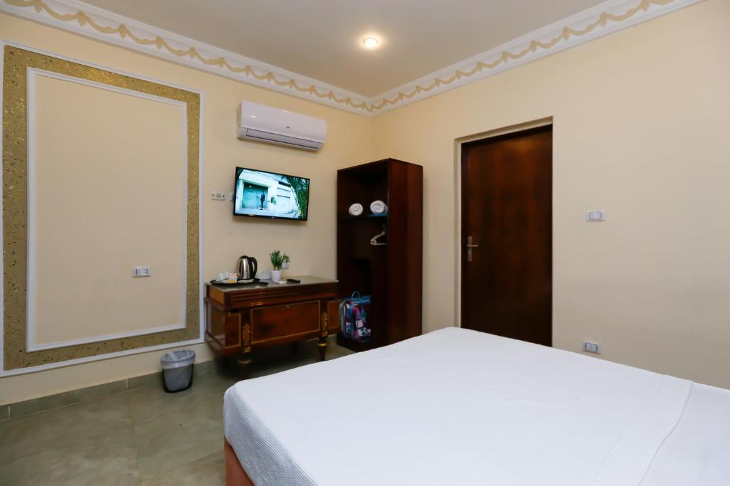 Turquoise Pyramids palace - 13