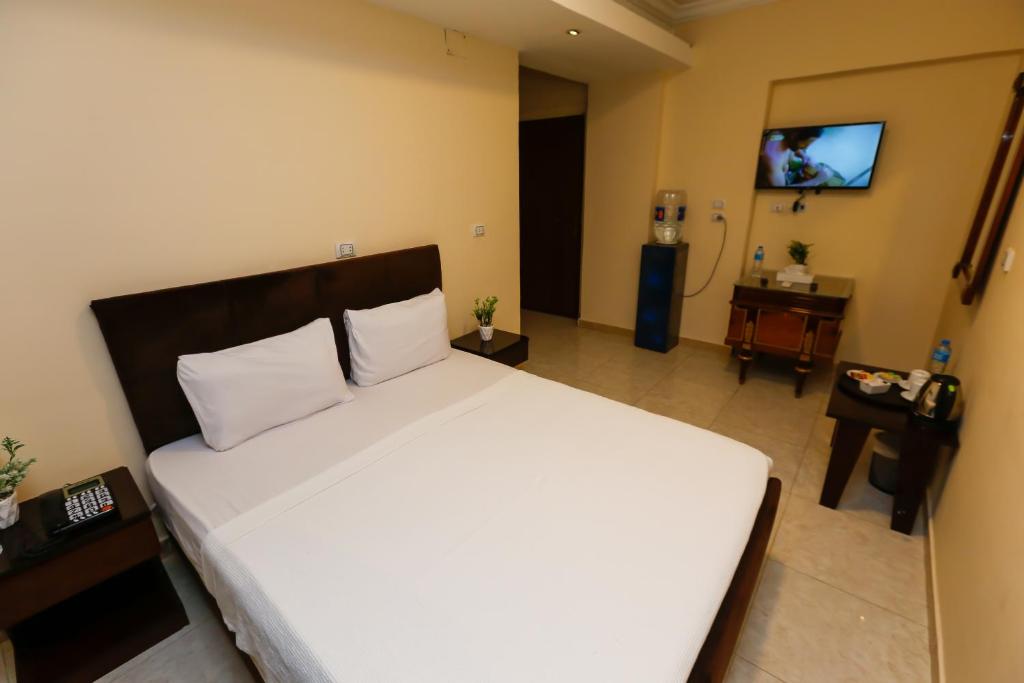 Turquoise Pyramids palace - 12