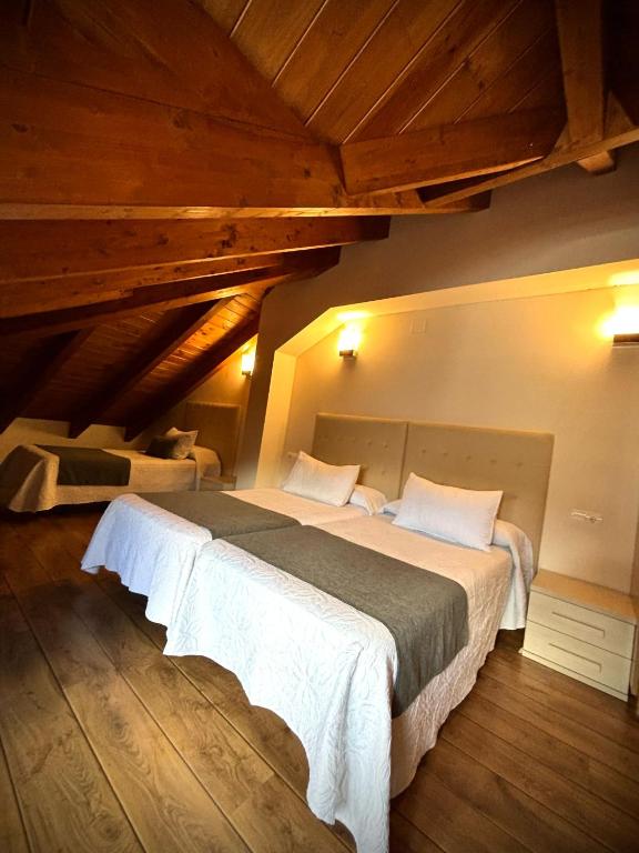 Postel nebo postele na pokoji v ubytování Hotel Molina Real