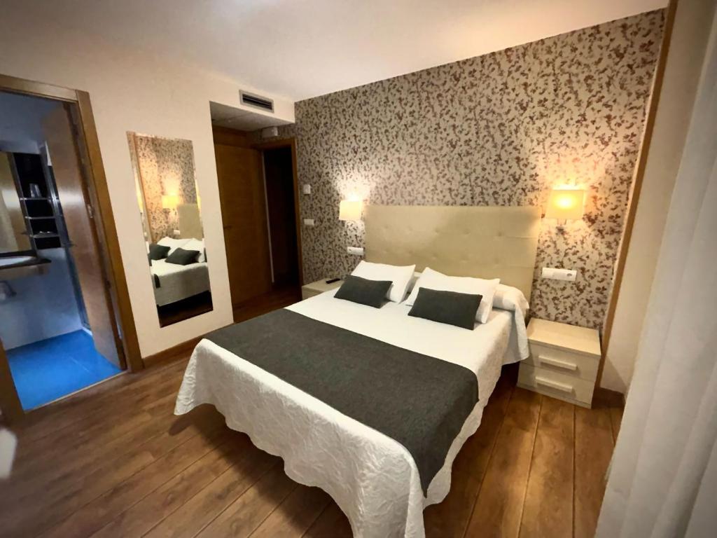 Postel nebo postele na pokoji v ubytování Hotel Molina Real