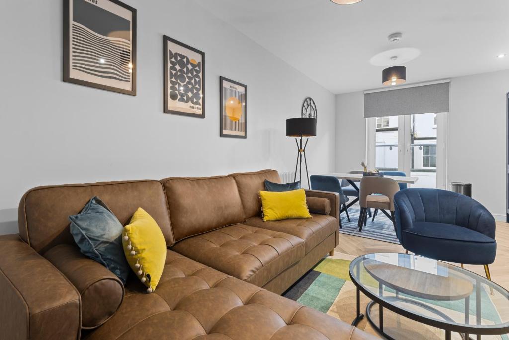 イーストボーンにあるGrande View 7のリビングルーム(ブラウンソファ、テーブル付)
