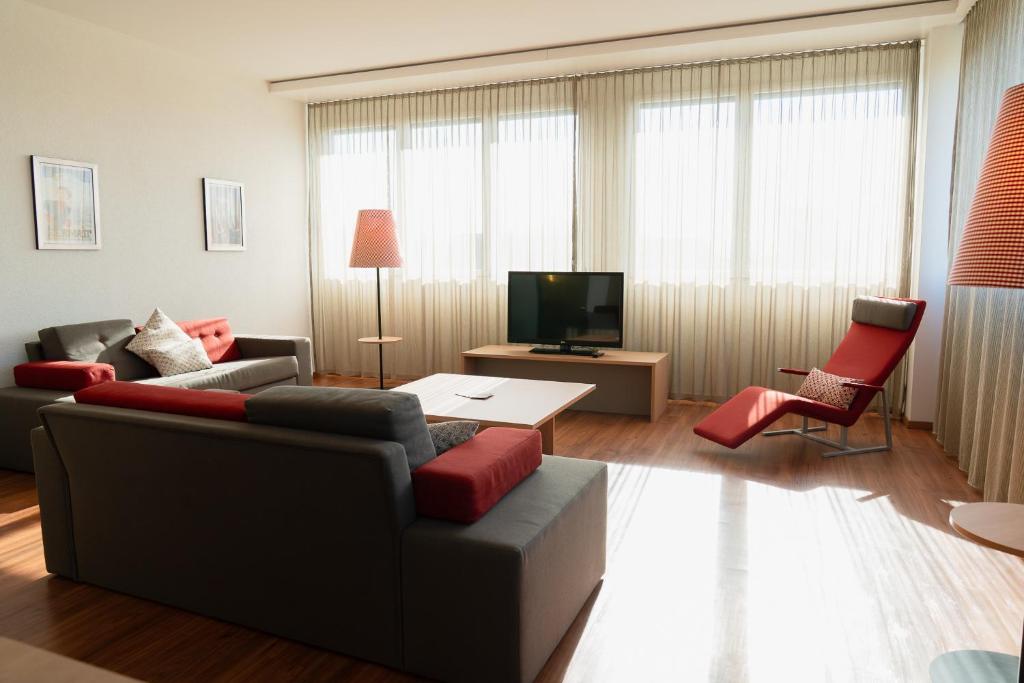 TV a/nebo společenská místnost v ubytování SwissEver Hotel Zug