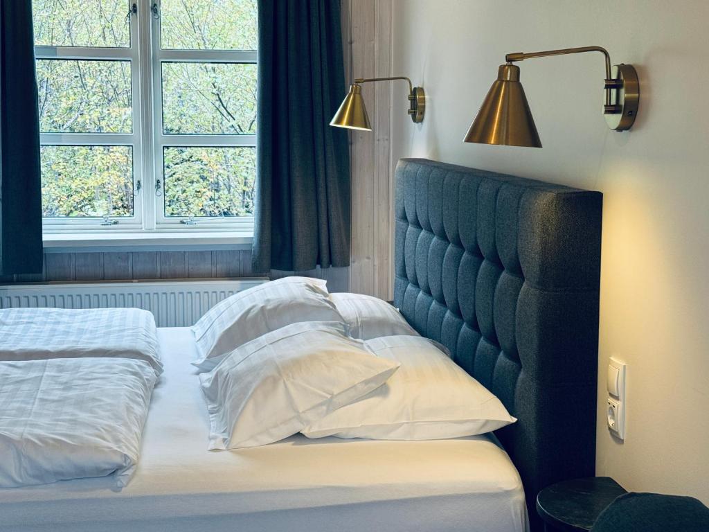Postel nebo postele na pokoji v ubytování Vogafjós Farm Resort