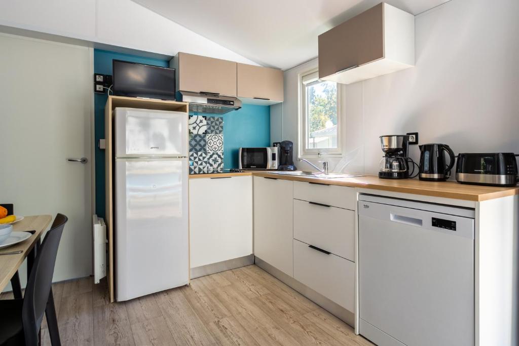 Kuchyň nebo kuchyňský kout v ubytování Camping Paradis Le Giessen