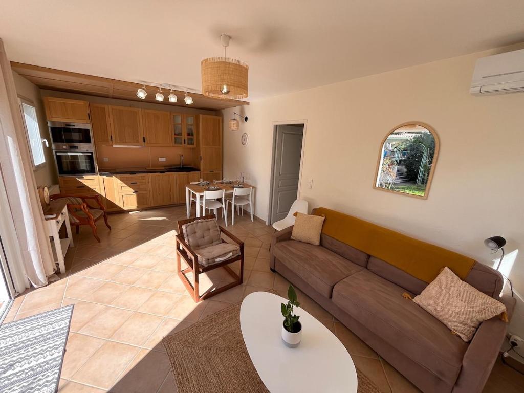 un salon avec un canapé et une table dans l'établissement Un endroit où l'on se sent bien, à Roquebrune-sur Argens