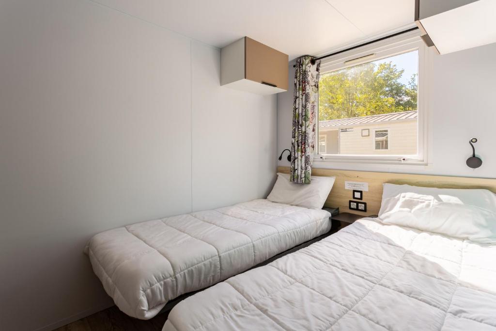 Postel nebo postele na pokoji v ubytování Camping Paradis Le Giessen