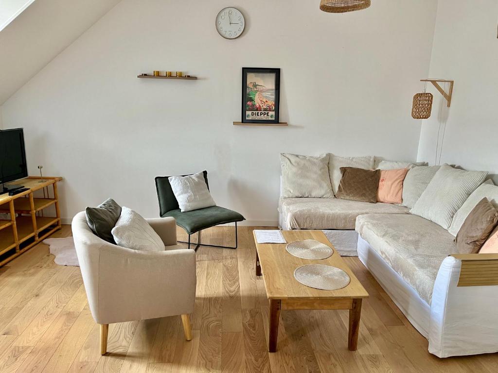a living room with a couch and two chairs at Perle Marine Haussmannienne - Lumineux & Calme - Proche Gare & Plage in Dieppe