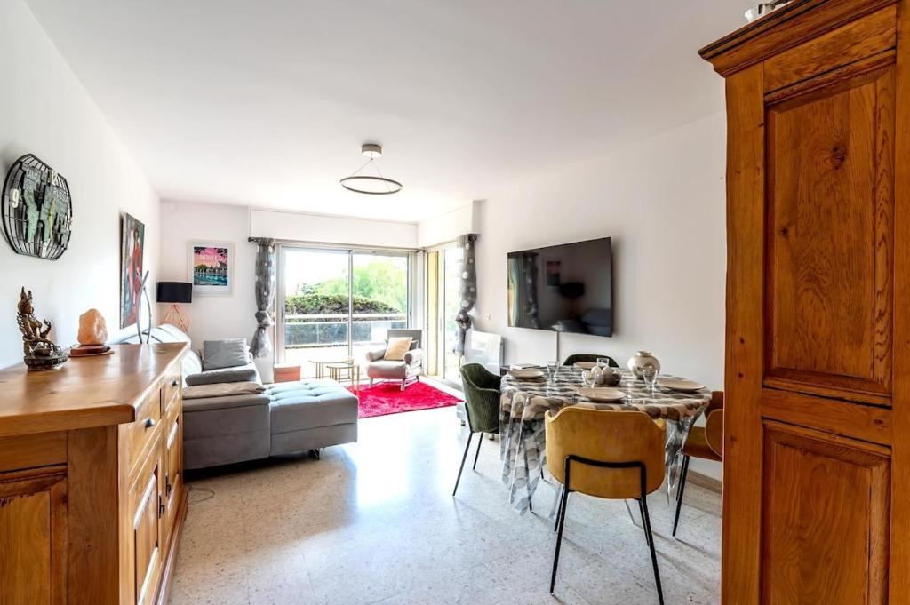 un salon avec une table et un canapé dans l'établissement Chez Line, à Bandol