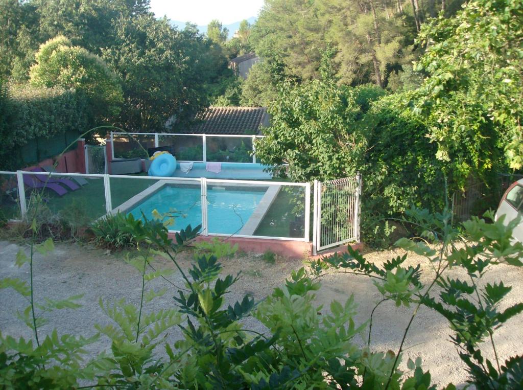 une piscine dans une cour clôturée dans l'établissement Les glycines, au Cannet-des-Maures