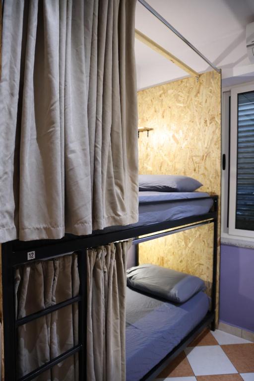 Cama o camas de una habitación en Shkodra Hostel & Day Tours