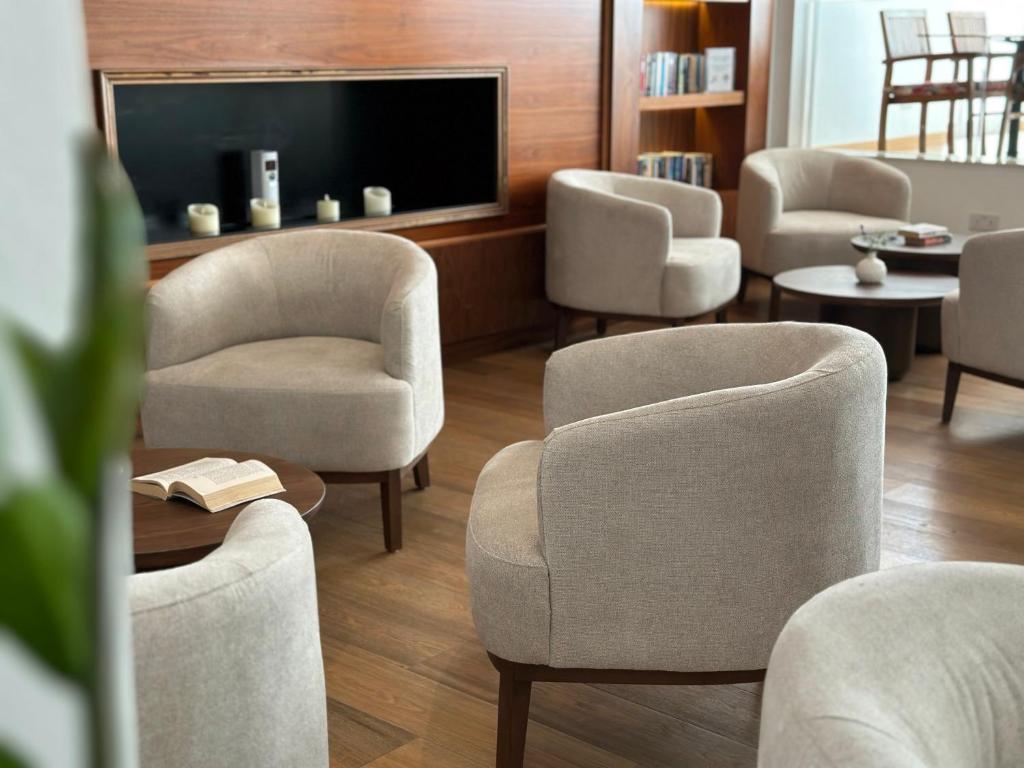 Posezení v ubytování King Jason Paphos - Designed for Adults by Louis Hotels