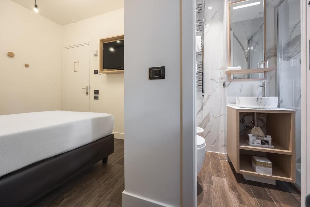 A bed or beds in a room at Globus Urban Hotel