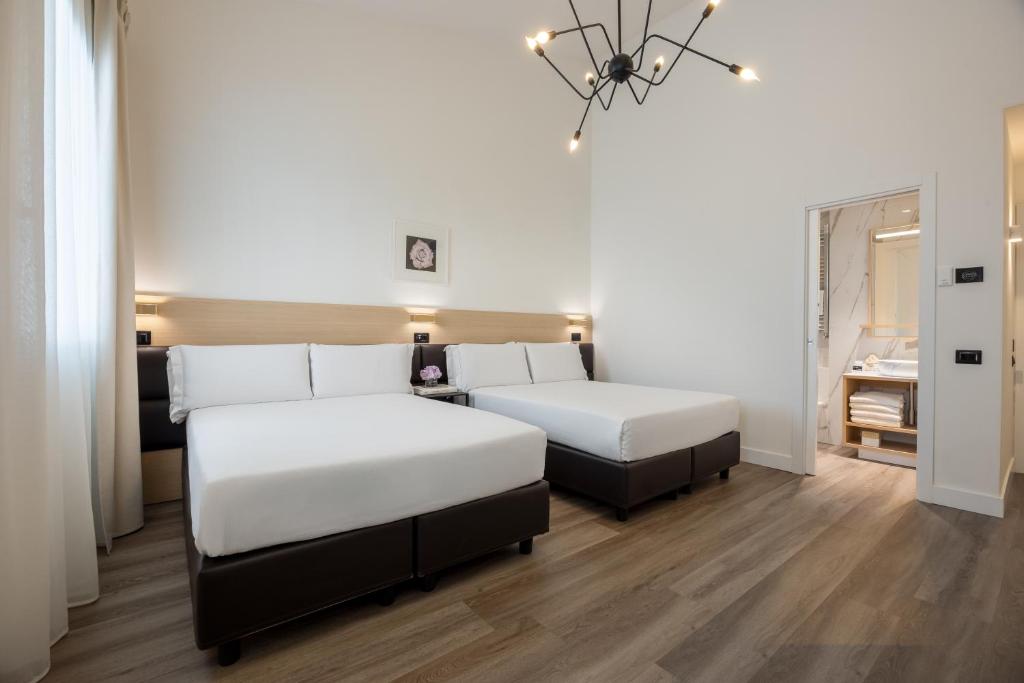 A bed or beds in a room at Globus Urban Hotel