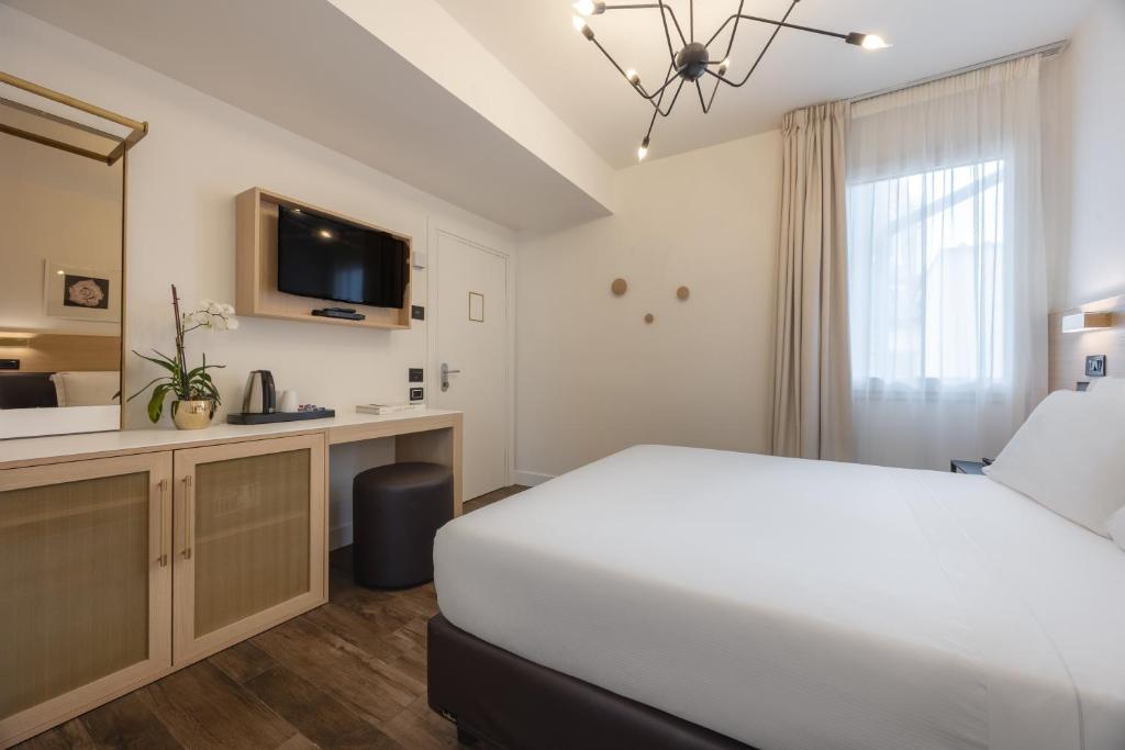 A bed or beds in a room at Globus Urban Hotel