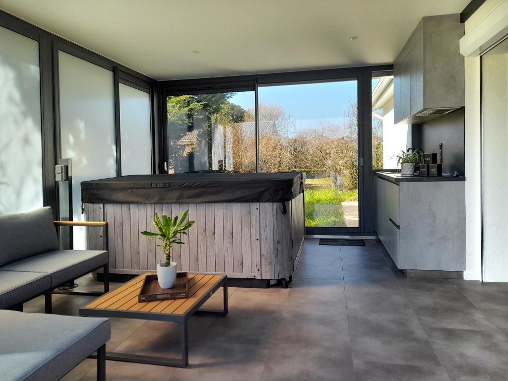 En balkon eller terrasse på Suite de luxe avec Spa