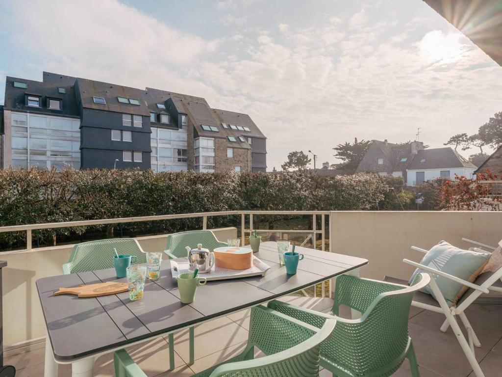 une table et des chaises sur un balcon avec vue dans l'établissement Bel appart 3 pièces à 150m de la plage, balcon sud, garage, pour 6 pers. - FR-1-477-206, à Carnac