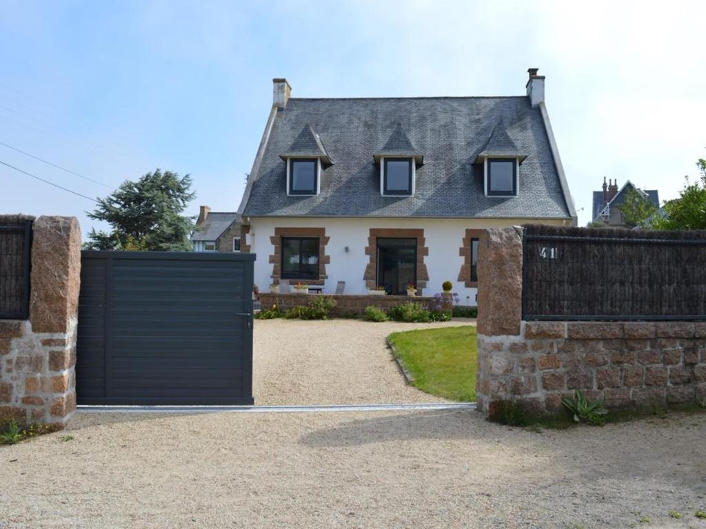 une maison avec une porte noire et un mur en pierre dans l'établissement Maison spacieuse, plage à 200m, Trégastel - FR-1-542-6, à Trégastel