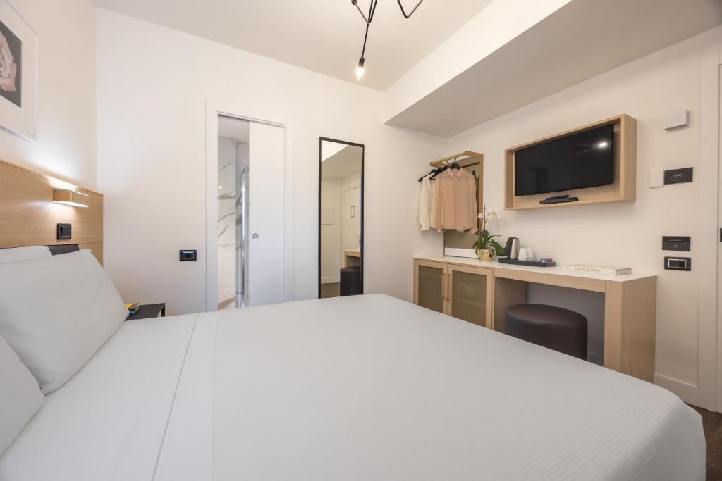 A bed or beds in a room at Globus Urban Hotel