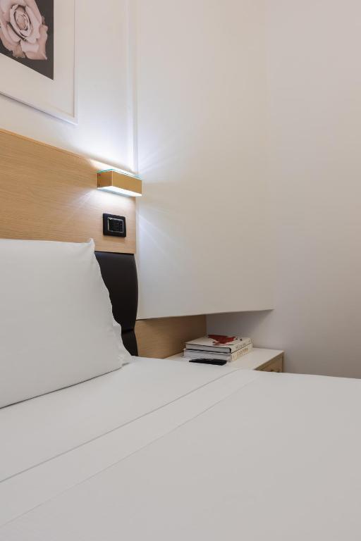 A bed or beds in a room at Globus Urban Hotel