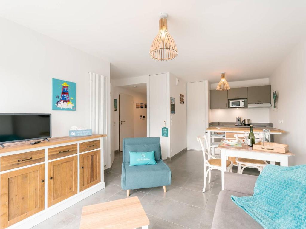un salon avec une cuisine et une salle à manger dans l'établissement Carnac - Appartement Moderne 2 Pièces avec Jardin et WIFI - FR-1-477-254, à Carnac