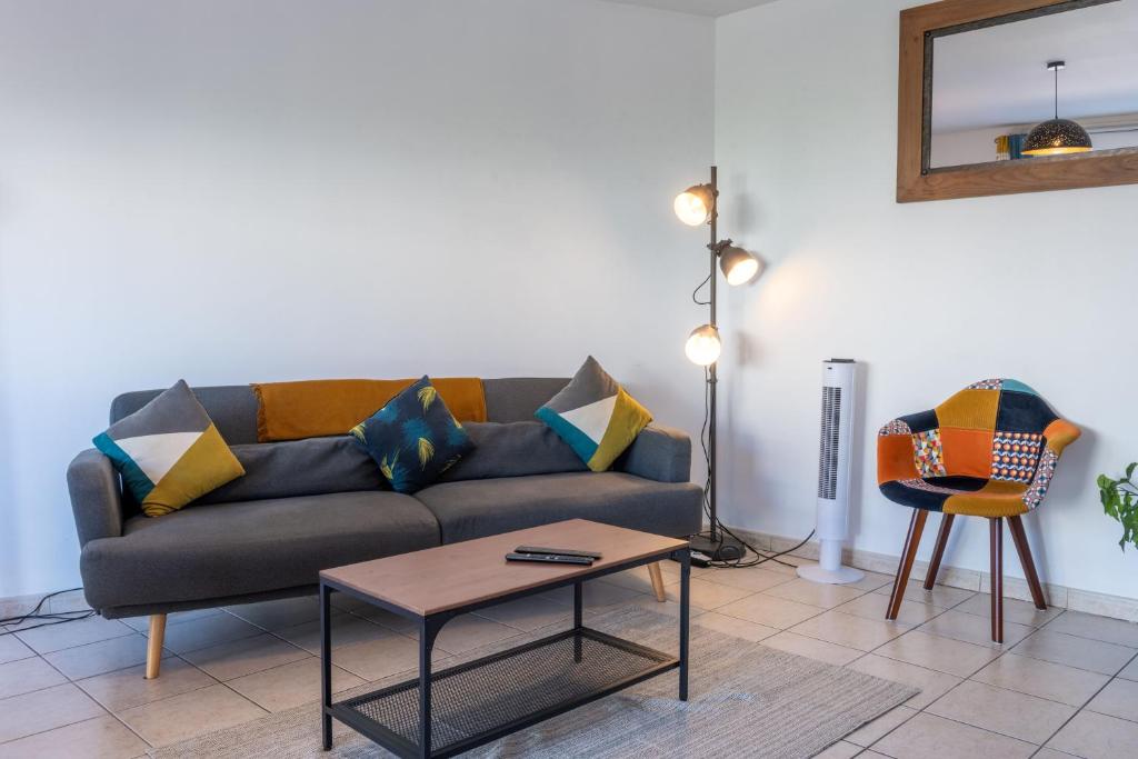 un salon avec un canapé et une table dans l'établissement Chic appart avec parking au centre-ville, à Rouen