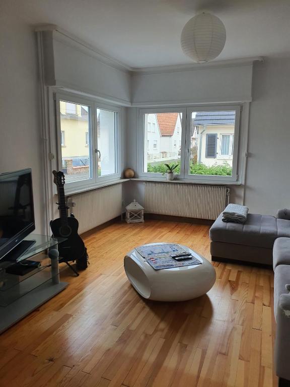 un salon avec un canapé et une table dans l'établissement Maison Calme quartier central, à Haguenau