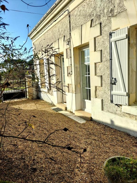 un bâtiment avec une porte et une fenêtre dans l'établissement Joli Cocon,5 min du zoo,au calme,jeux pour enfants, à Châteauvieux