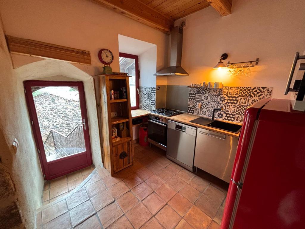 Kuchyňa alebo kuchynka v ubytovaní Le salagou sauna