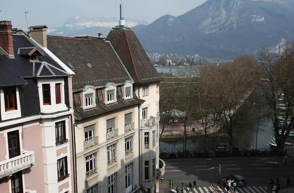 Balcon sur le lac في أنِسي: منظر لمبنى مع جبال في الخلفية