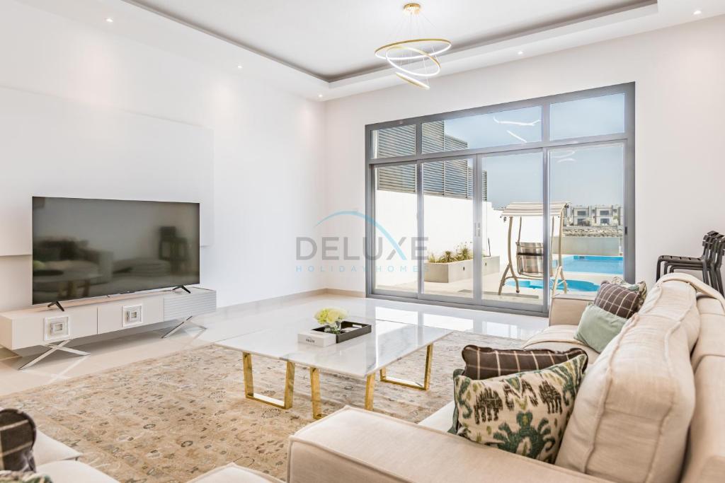 Televisyen dan/atau pusat hiburan di Pool and Sea Views 4BR and Maids Room Villa with Private Pool, Kid's Pool and BBQ Facility, Sharm - Al Dana Villa, Al Dana Island by Deluxe Holiday Homes