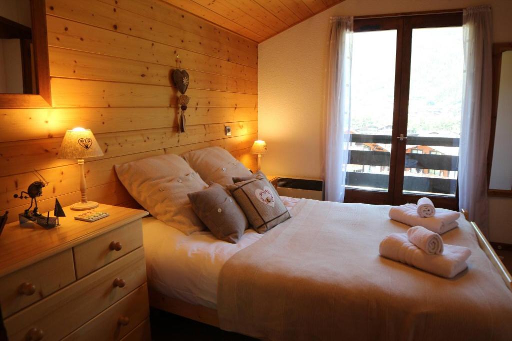 une chambre avec un lit avec des serviettes dessus dans l'établissement Apartment La Corniche, Central Morzine, sleeps 6, à Morzine