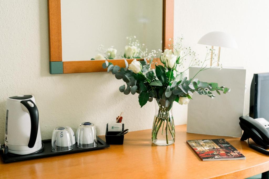 Příslušenství pro přípravu čaje a kávy v ubytování Trip Inn Hotel Dasing-Augsburg
